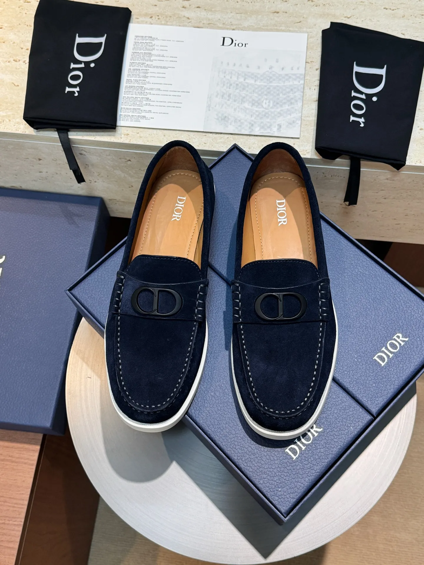 Factory price: 420💰Dior*Granville men's lace-up casual shoes-original replica Buy the original version and get a one-to-one replica. It is a casual dress shoe. Crafted from luxuriously soft navy suede, it features an Oblique printed panel on the upper. The lightweight white rubber sole adds sophistication, with an Oblique pattern engraved on the outsole and branding on the back. Adds elegance to any casual look. Imported cowhide suede + imported cowhide lining + original outsole Size: 39-44 (45 46 customized)